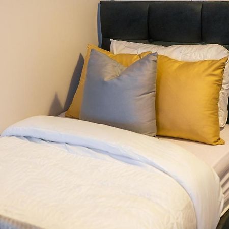 Lovely 4-Sleeper Apartment In Central Slough With Free Parking Eksteriør billede